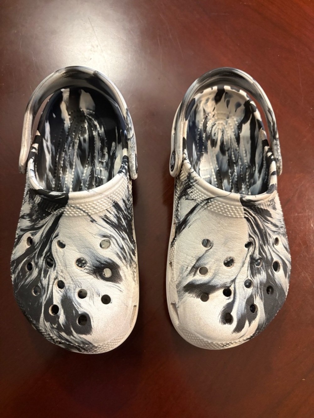CROCS Kids Marble-Print Clogs in Black & White